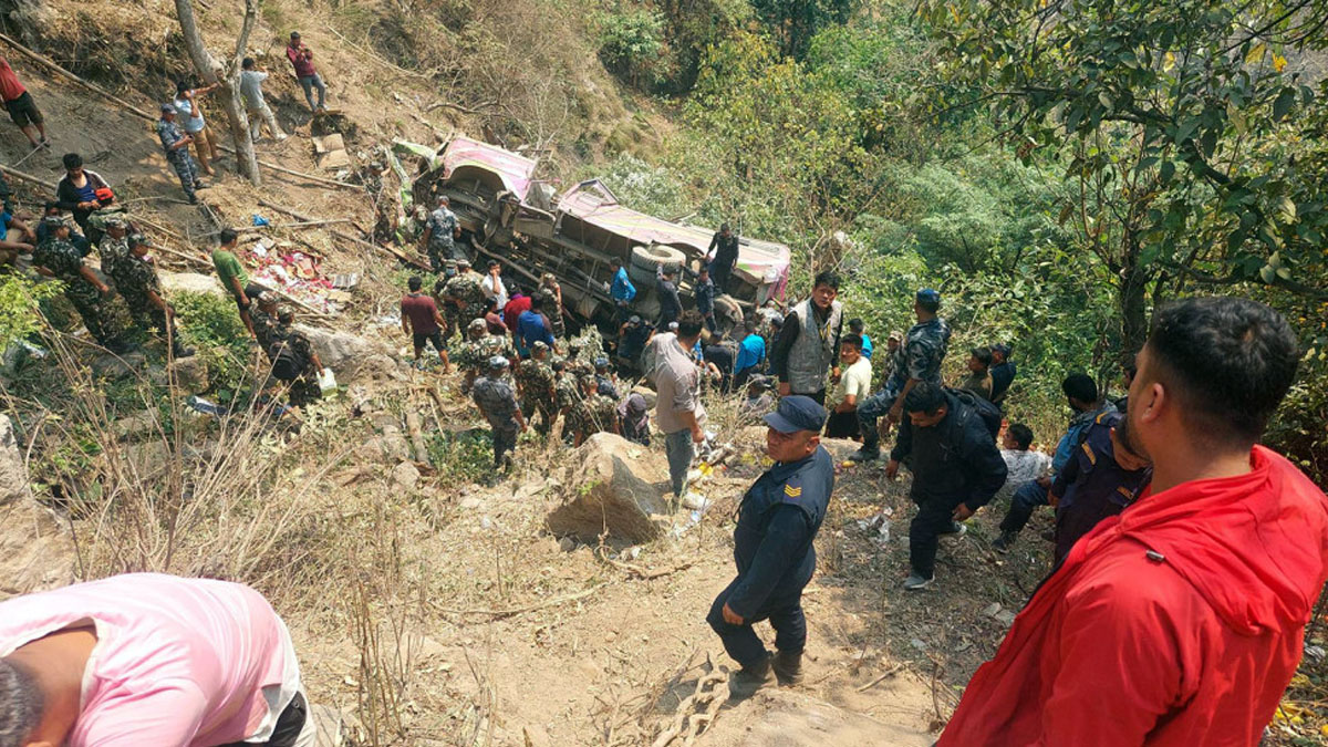 पाल्पामा बस पल्टियो, १ को मृत्यु, १० घाइते